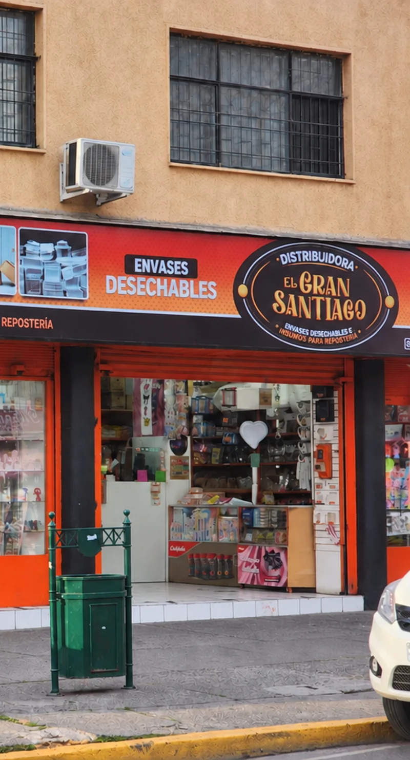 Detalle de la fachada y el acceso de El Gran Santiago